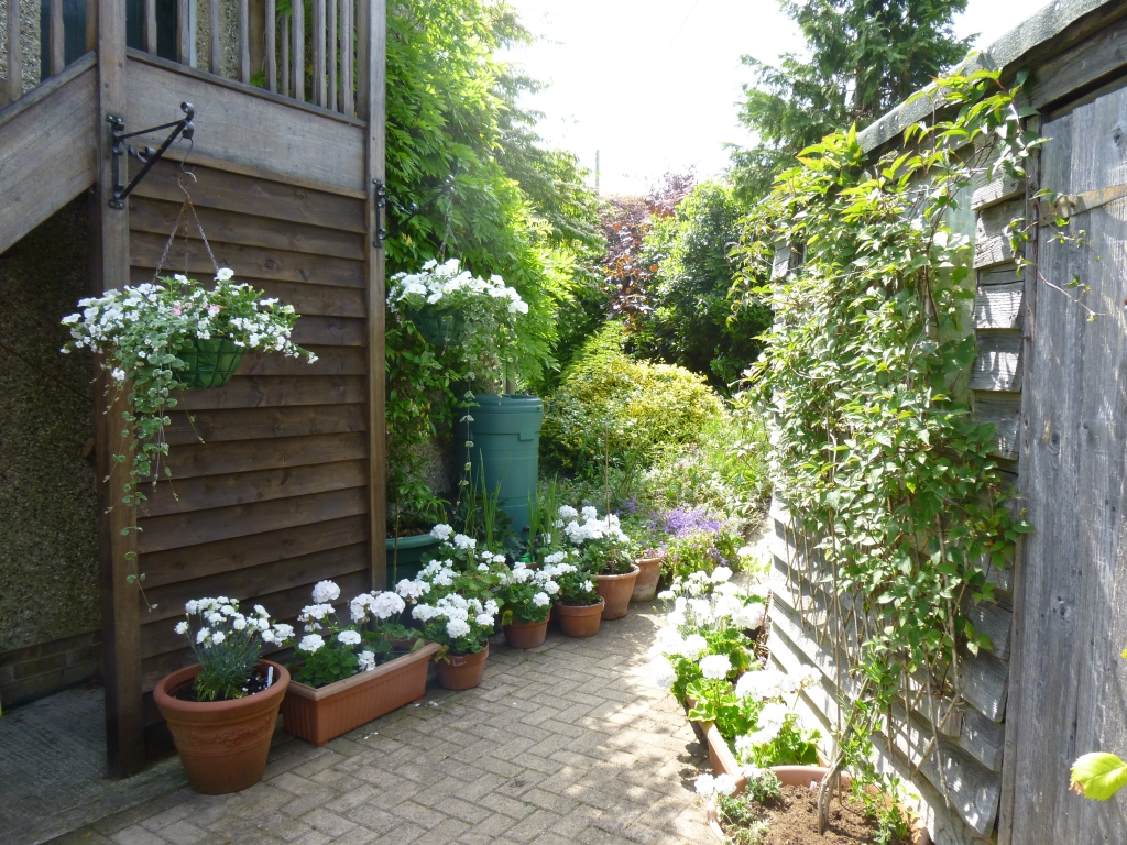 Cotswold bed and breakfast garden Number One Fulbrook