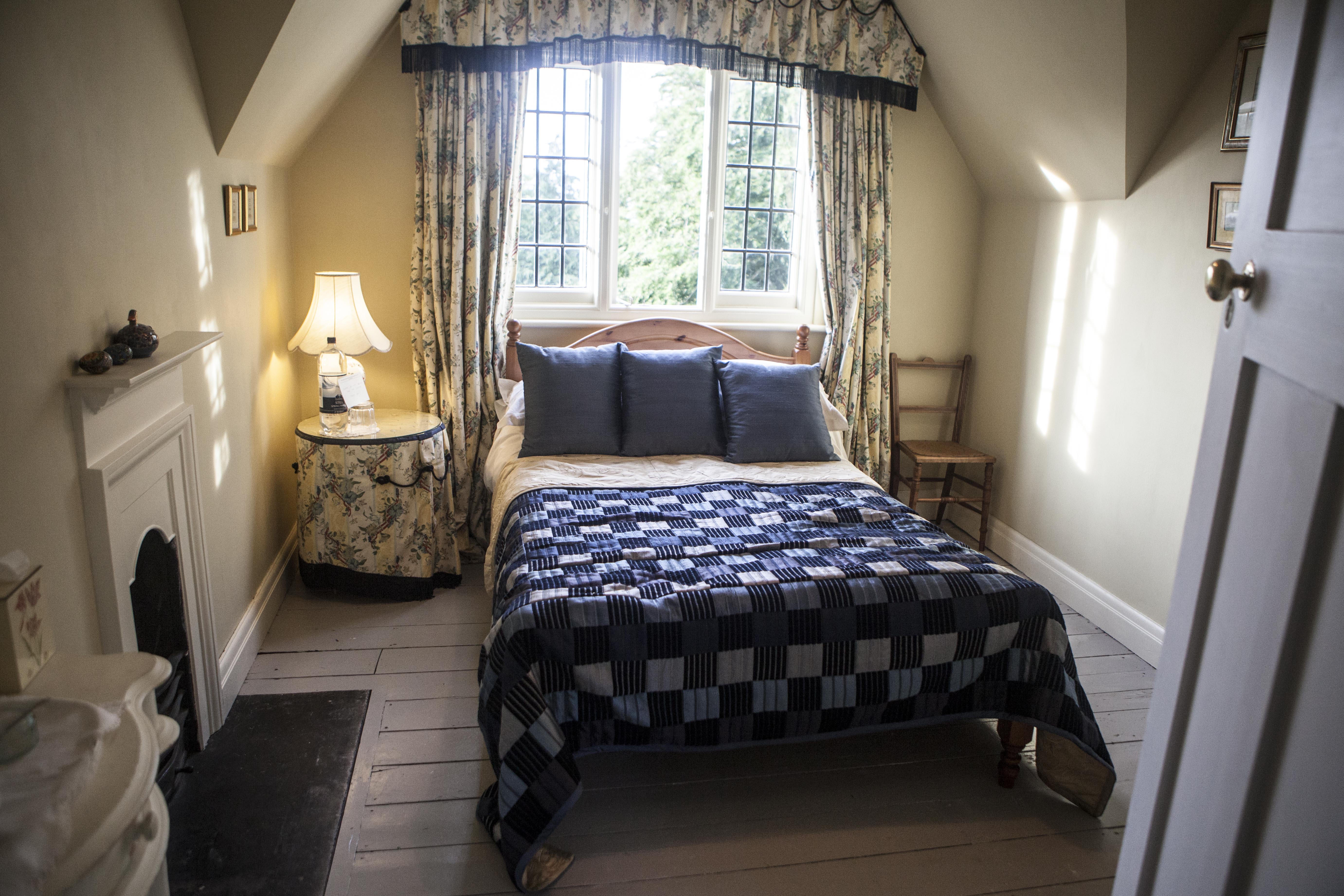 Village rooms. Комната Village Core. Traditional British Bed and Breakfast Houses. Bedroom Village. Костюм для женственного номера Хаус Хиллс.